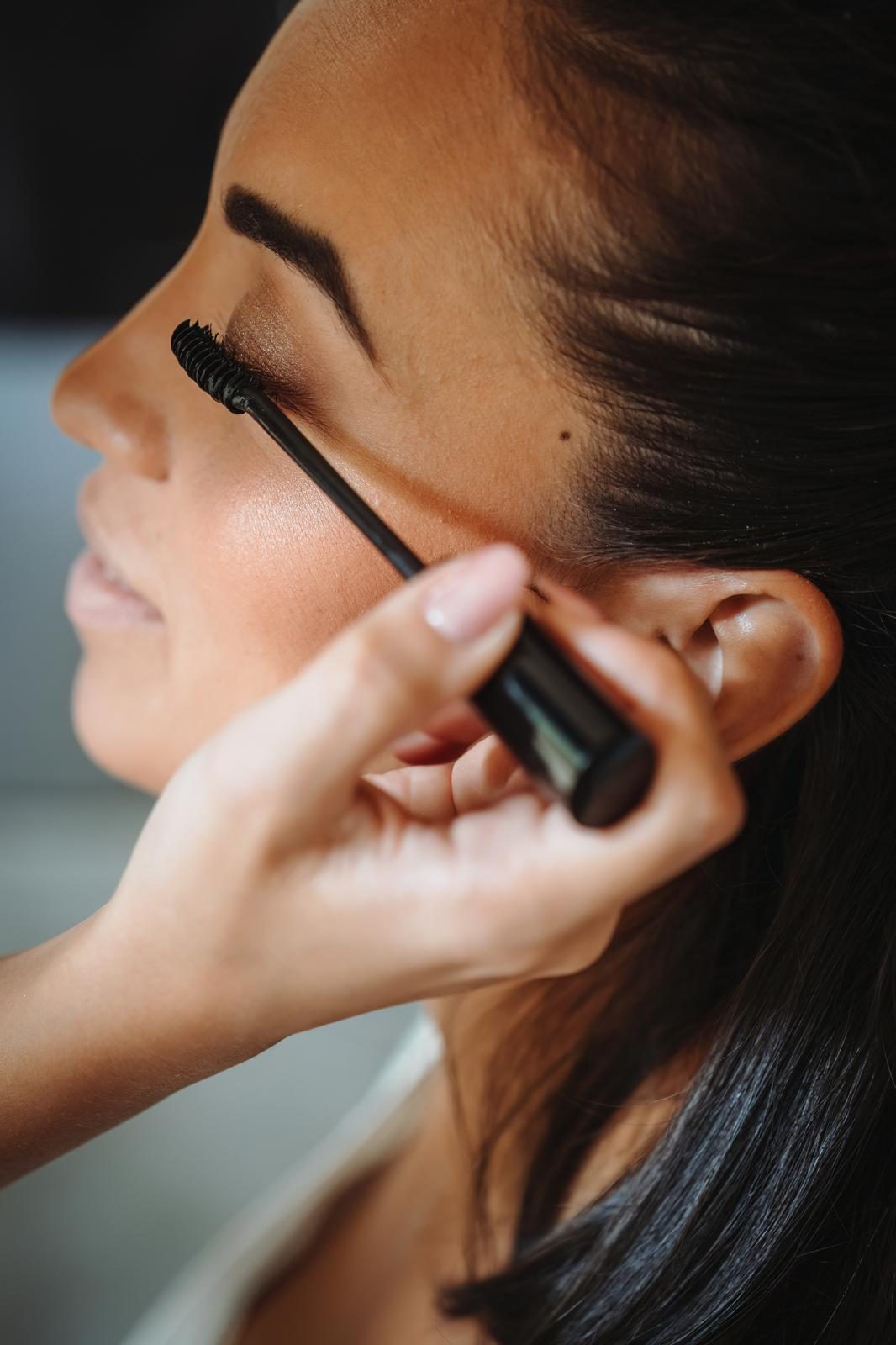 Applicazione del mascara durante un trucco, Brilances Beauty Decimomannu